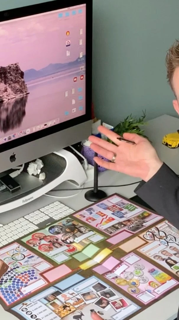 In ‘Ter illustratie’ leg ik u in één minuut uit hoe ik een opdrachtgever heb geholpen met op maat gemaakt beeldmateriaal. In deze aflevering: hoe vestig je de aandacht op je kerstpuzzel? Samen met Veronica Magazine zorgde ik daar jarenlang voor! 
.
Elke dag maak ik mijn visie werkelijkheid: een goede illustratie maakt je gelukkig. Studio Stephan Timmers: dáár teken ik voor! www.ikkentekenen.nl.
.
#tekening #illustratie #boodschap #communicatie #verbeelding #creatiefdenken #creatie #brainstorm #fantasie #verwondering #StephanTimmers #ondernemerschap #ikkentekenen #terillustratie #kerstpuzzel #VM #VeronicaMagazine #televisie #programma’s #beeldpuzzel